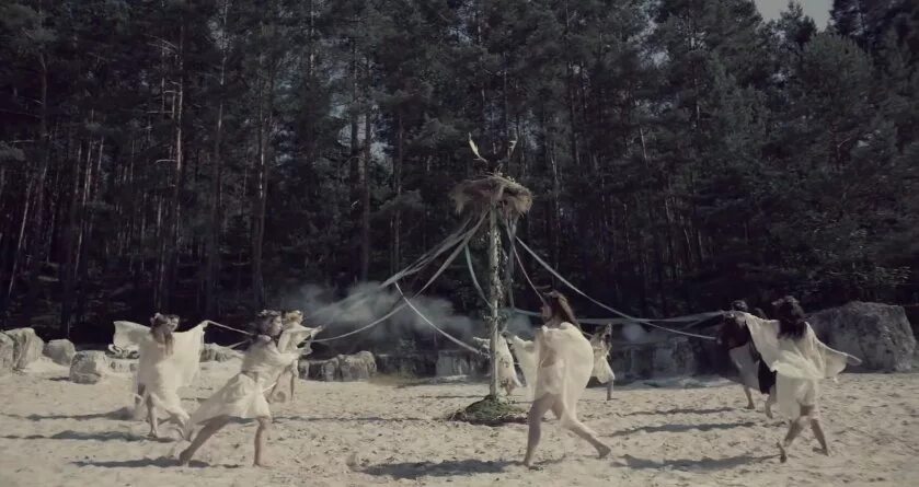 Перхта немецкий фольклор. Группа faun. Walpurgisnacht. Faun вальпургиева ночь голышом. Группа faun federkleid.