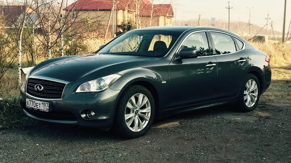 R20 infiniti m25. Infiniti m25 2013. Музей мост культовых автомобилей. Инфинити седан m37. Авто м 25.