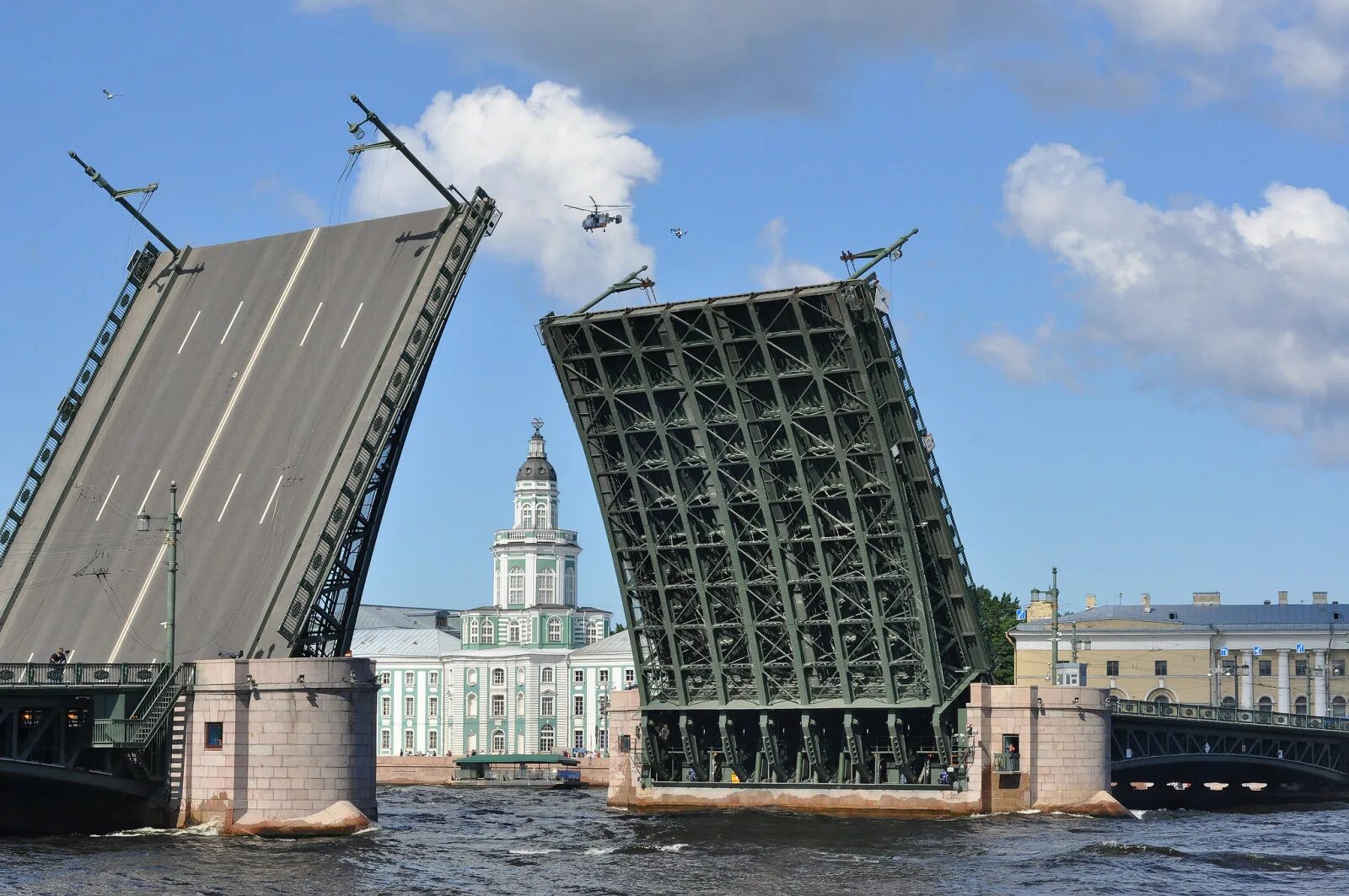 Какое событие связано с дворцовым мостом. Дворцовый мост мост. Дворцовый мост в Санкт-Петербурге днем. Palace Bridge Санкт-Петербург. Васильевский мост Санкт-Петербург.