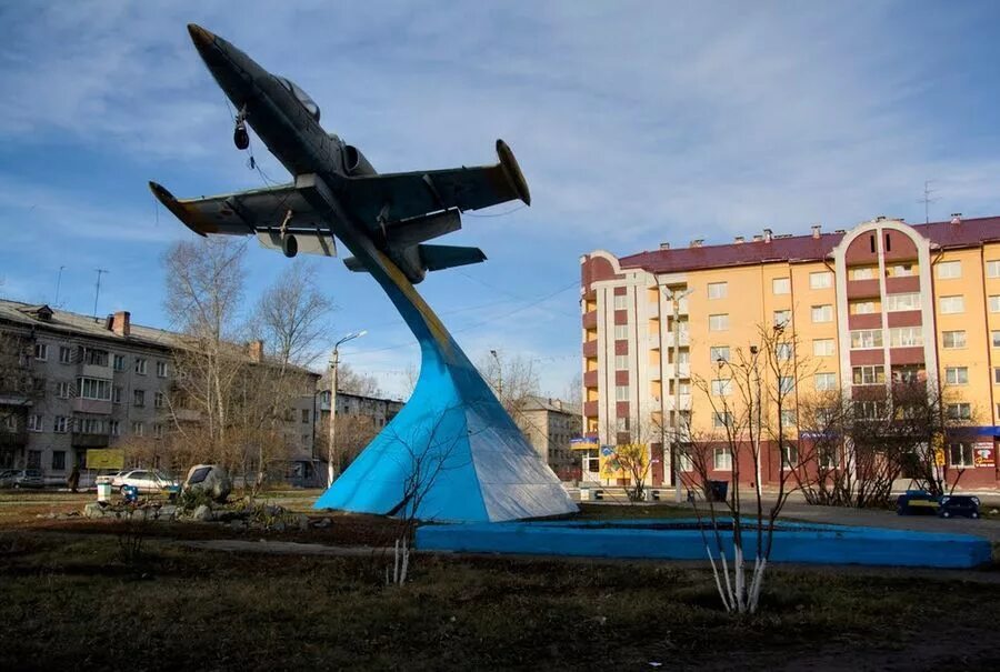 Г барнаул пос. Самолет Новосиликатный Барнаул. Памятник самолету л 39 Барнаула. Памятник самолет Барнаул Индустриальный район. Барнаул посёлок Новосиликатный самолёт.