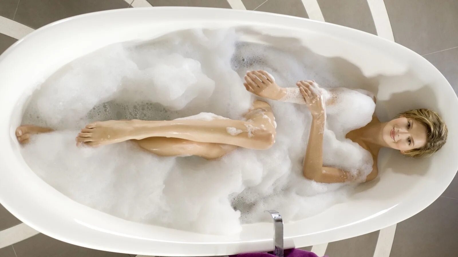 Белая вода в ванной