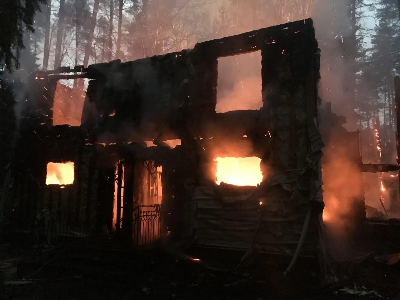 Горят деревянные дома. Костяеевка Череповецк. Сгоревший дом. Сгоревший деревянный дом. Сгоревший двухэтажный дом.