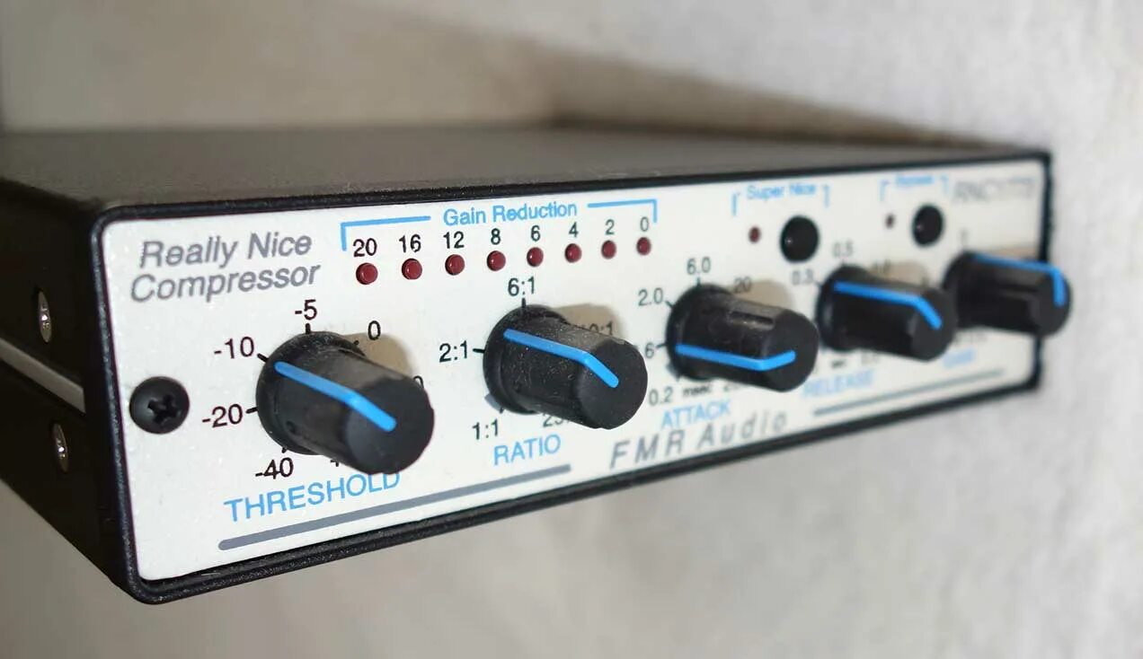 Dbx 166xl. Аудио компрессор. Аналоговый компрессор. Warm audio wa-87 r2. Компрессор вокальный.