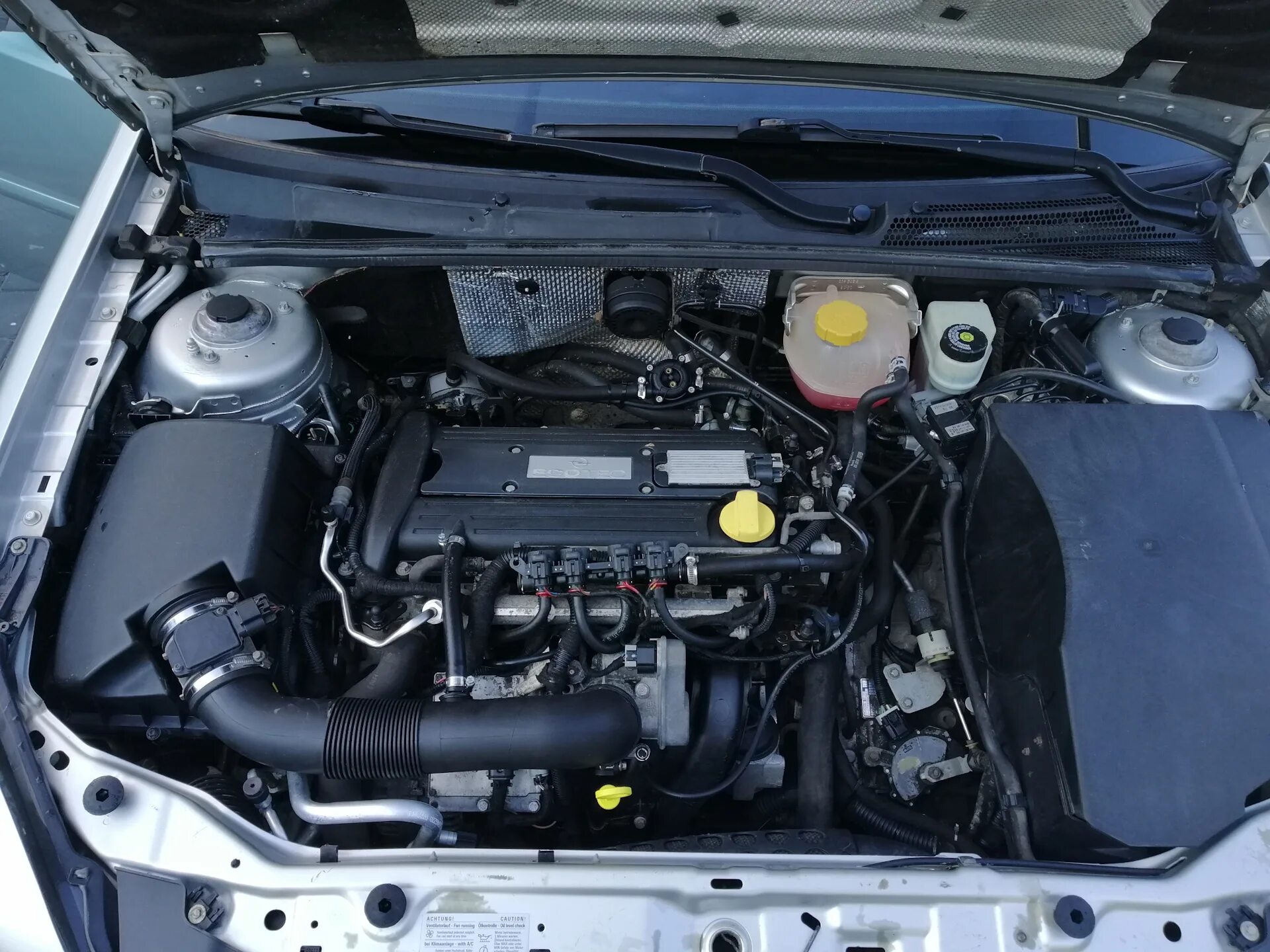 Opel tdi. Вектра с 2,2 подкапотка. Подкапотное пространство Vectra. 2.2 Опель под капотом. Vectra 2.8 подкапотное.