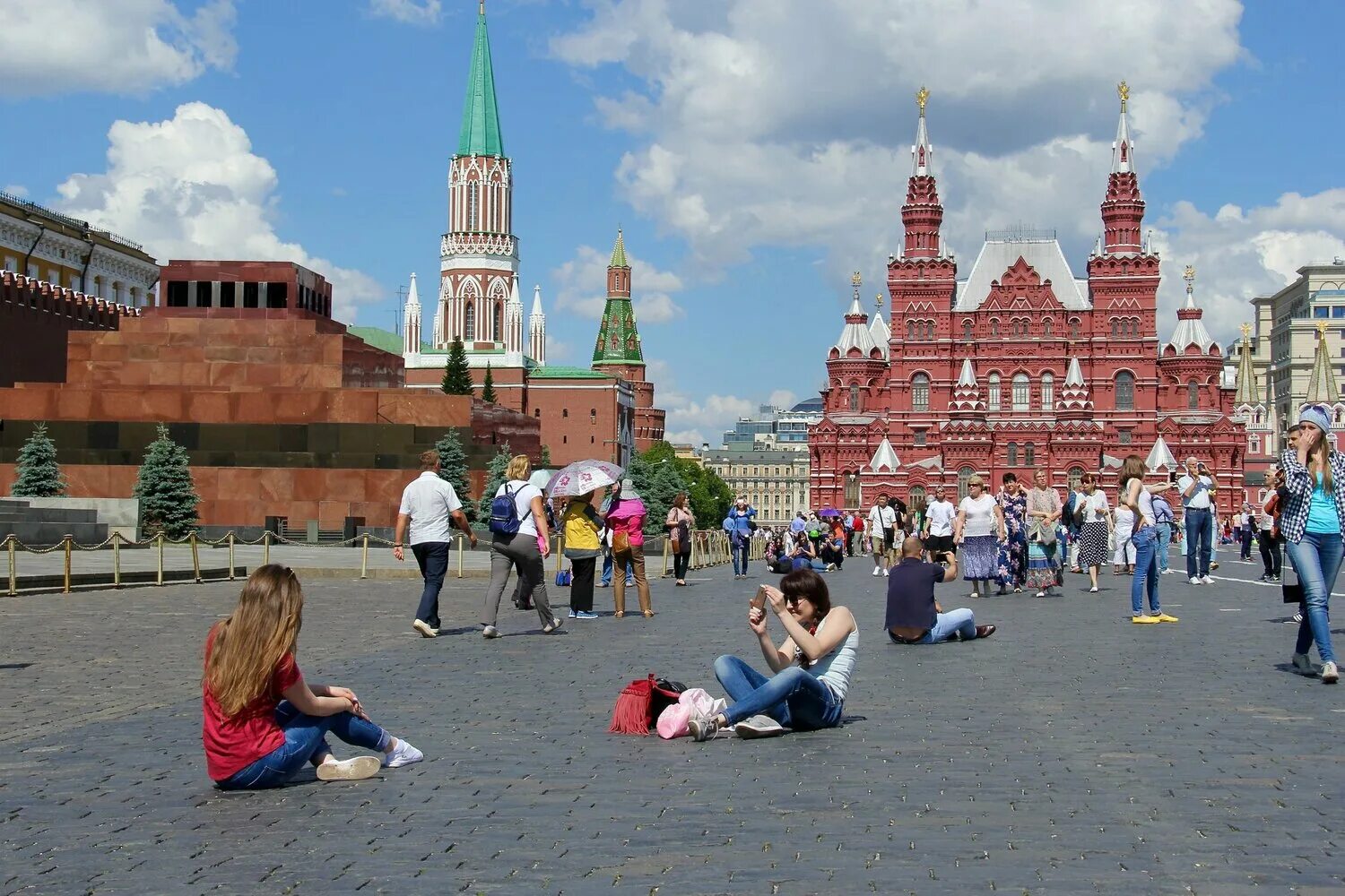 Москва где можно сделать. Красная площадь. Красная площадь лето. Красная площадь летом. Прогулка по красной площади.