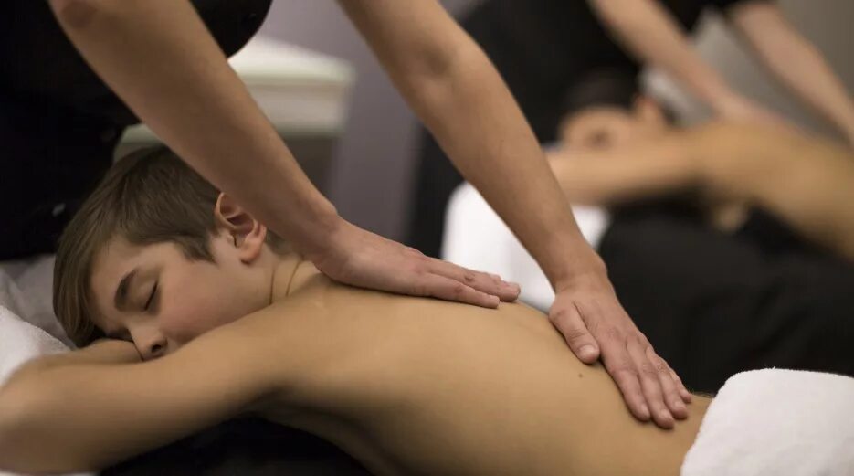 Massage 7. Массаж мальчику. Массаж школьникам. Массаж девочки подростка. Массаж ягодиц детям.