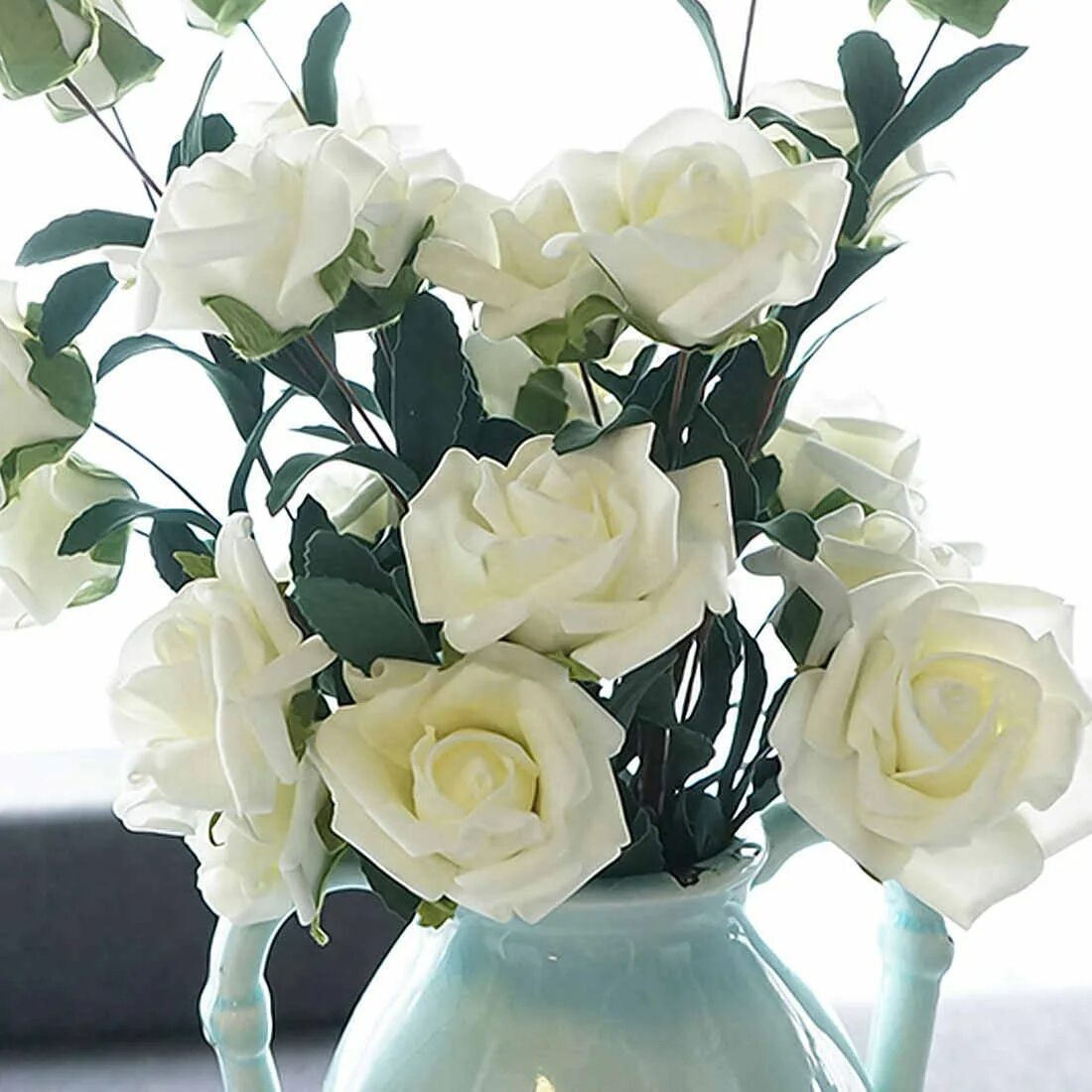 Сколько стоят цветы розы в вазе. Букет белых роз. Белые розы в вазе. Красивые искусственные розы. Букет белых роз в вазе.
