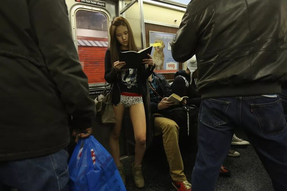 Покажи люди снимали трусы. В метро без штанов. Девушки в метро. Девушка без штанов. Без Нижнего белья в транспорте.