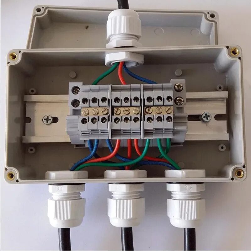 Соединение распаечных коробок. Силовая распаячная коробка 380. Распаячная коробка с клеммниками 32а. Клеммная коробка 380 вольт. Коробка распределительная с клеммной колодкой и расключением.