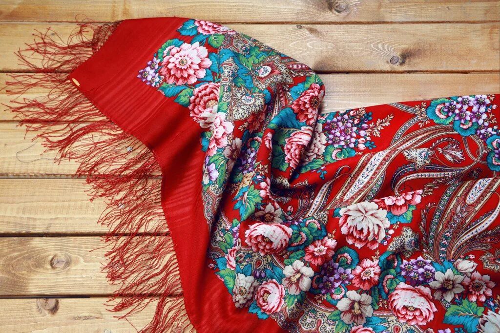 Платок женский фольклор. Красные узорные головные платки. Роскошный шарф с цветами. Выкладка палантинов и платков.