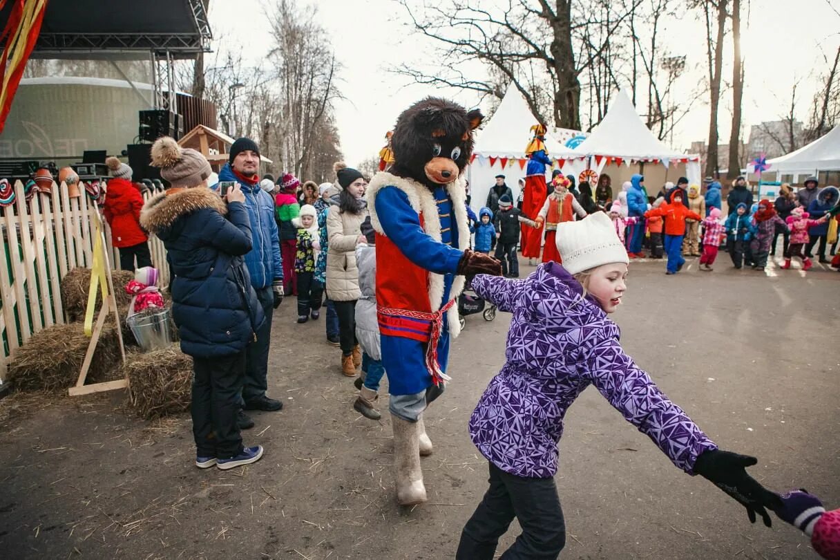 Перовский парк масленица 2024. Перовский парк Масленица. Перово Масленица. Масленица в Измайловском парке. Масленица на улице со скоморохами в ДОУ.