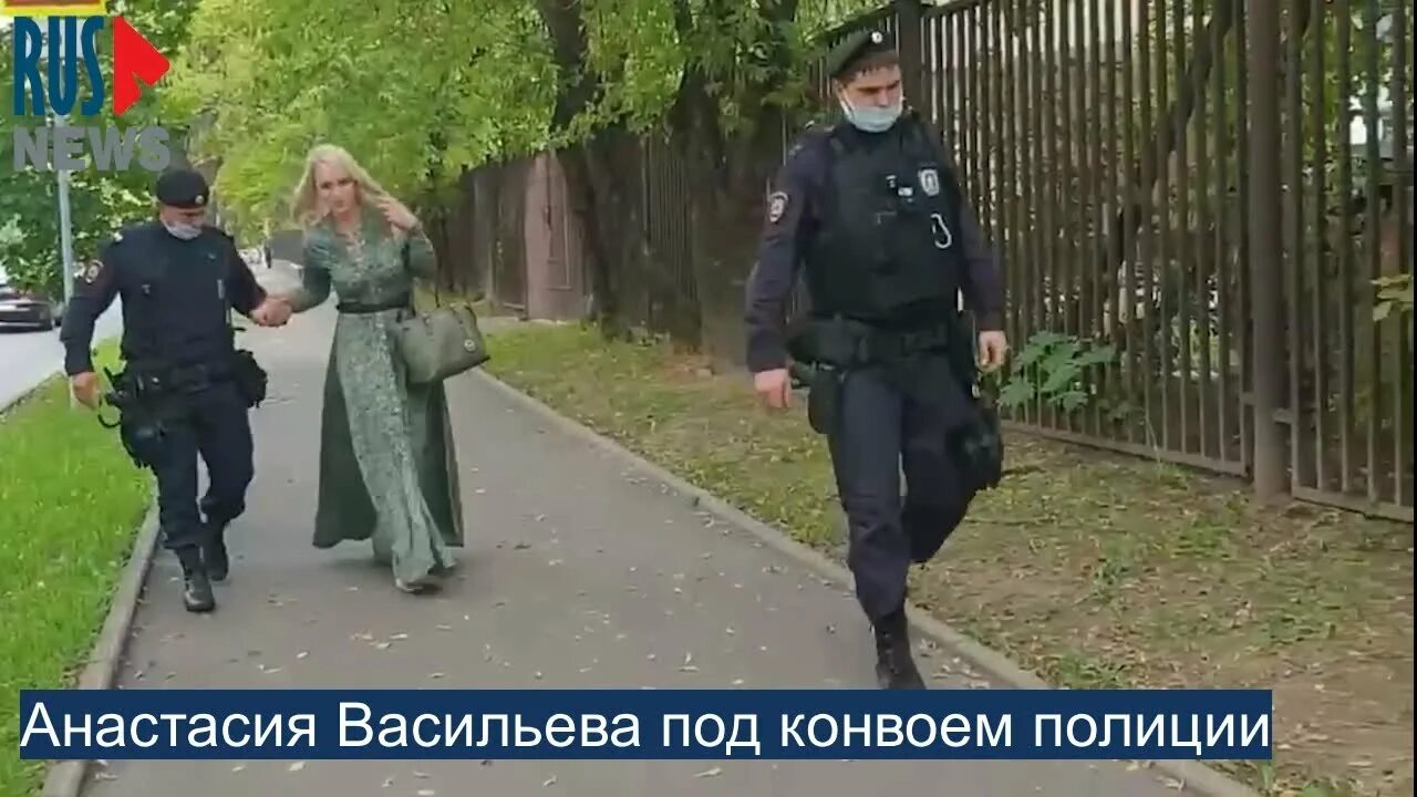 С кем главный герой сбежал из конвоя. Под конвоем. Девушка под конвоем. Конвой полиции. Женщина конвоир в полиции.