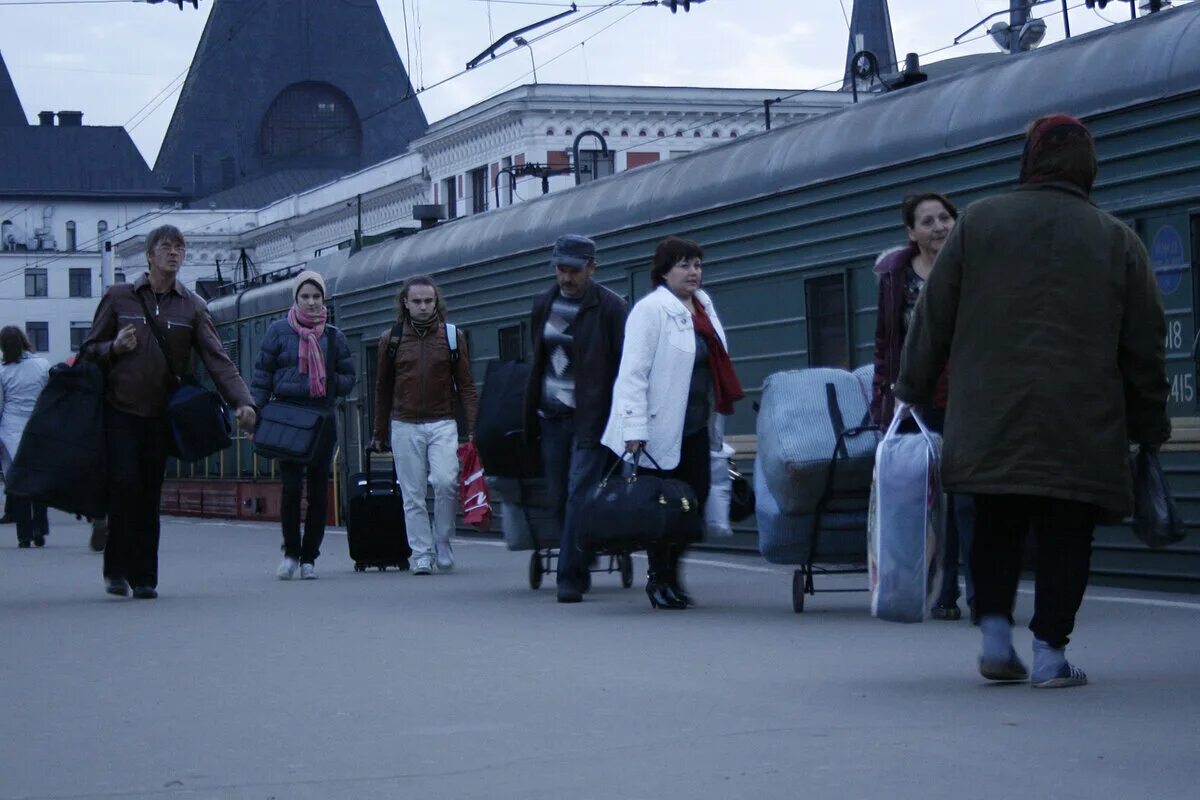 Нужно переехать в москву. Приезжие в Москве. Москва приезжие люди. Приехал в Москву из провинции. Приезжий на вокзале в Москве.