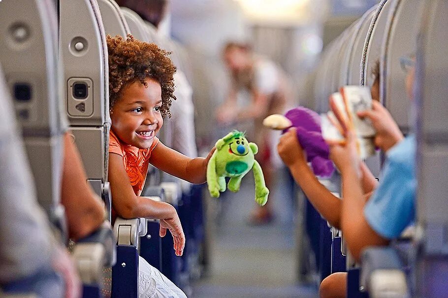 Самолет для детей. Путешествие на самолете для детей. Ребенок пассажир. Младенец в самолете. Скидки на самолет для детей