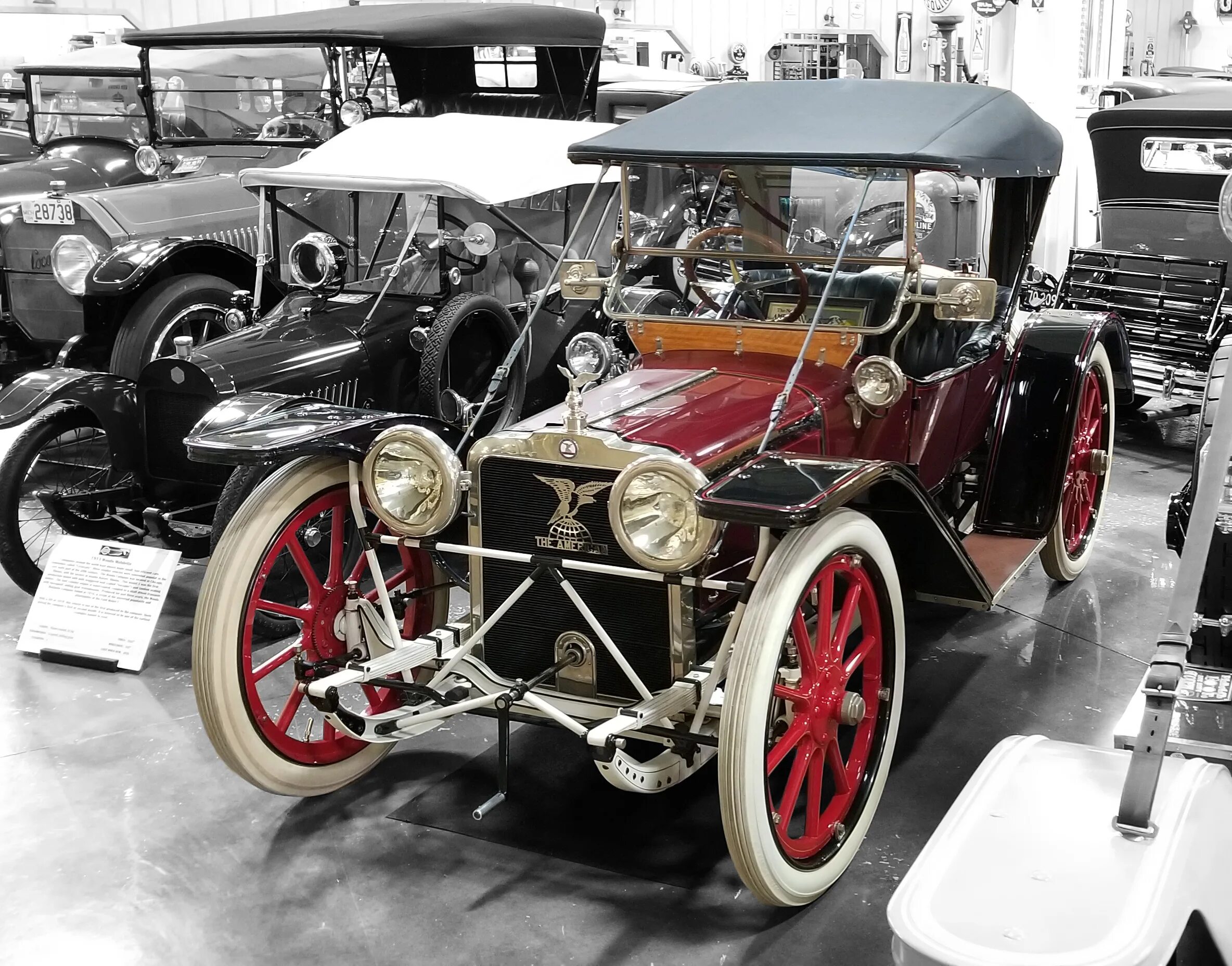 Колеса первых автомобилей. Первые автомобильные шины. Автомобильные колеса начала века. Первый автомобиль с шинами. Автомобиль саже начала 20 века.