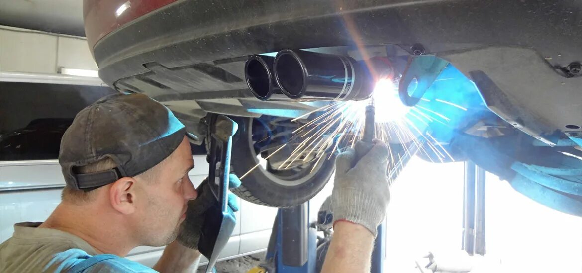 Сервис выхлопных систем. Сварка автомобиля. сварка кузова автомобиля. сварка выхлопной системы. сварщик автомобилей.