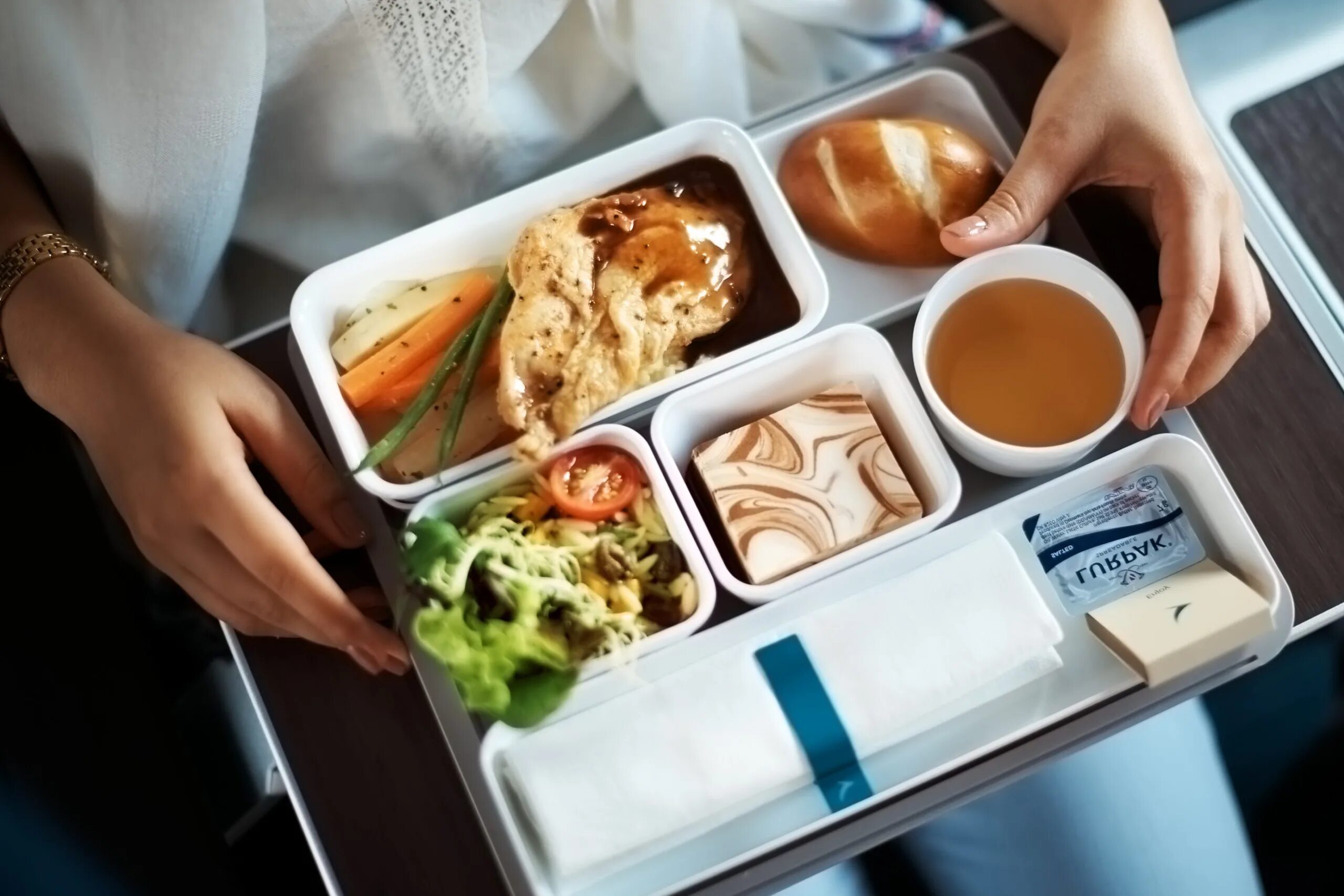 Самолете дают еду. Еда в самолете. Обед в самолете. Ланч в самолете. Еда на борту самолета.