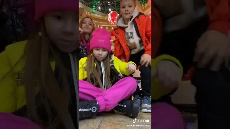 Краш хаметова. Шоу Насти и Вовы Милана Хаметова. Милана Хаметова Карусель. Милана Хаметова в куртке. Милана Хаметова дочь давы.