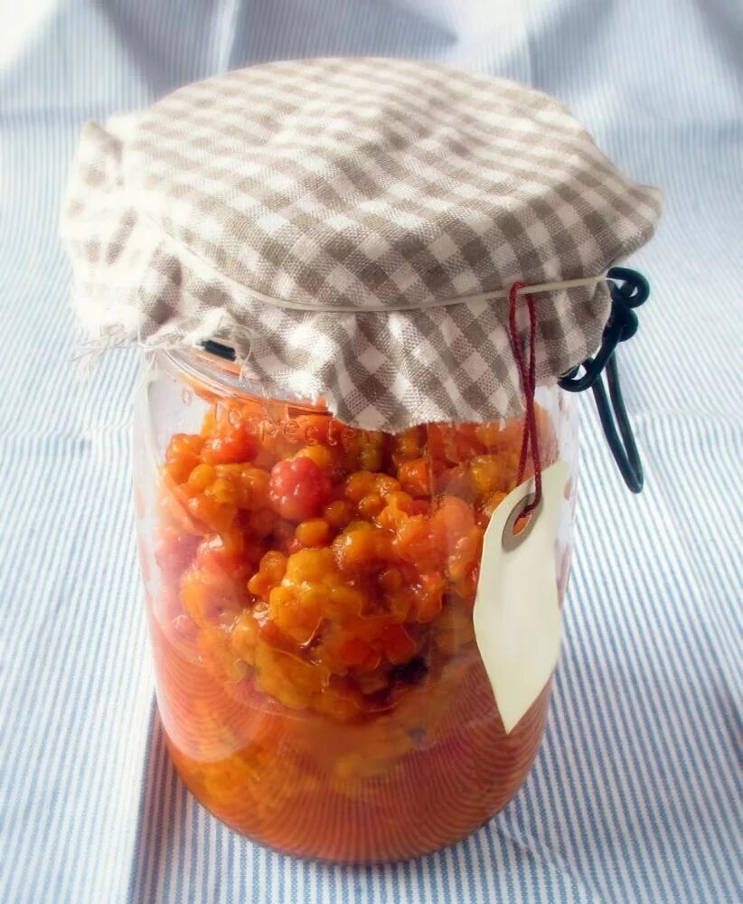 Морошка на зиму без варки рецепты. Морошка варенье. варенье из морошки. моченая морошка. морошка ягода варенье.