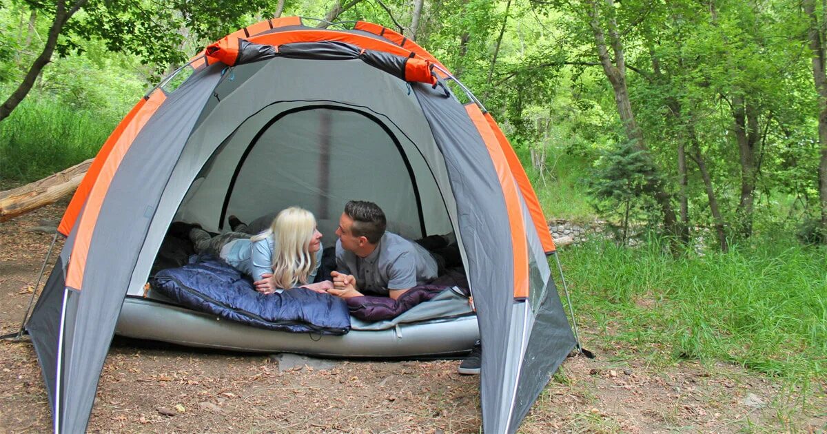 Туристы купили палатку. Палатка Трамп Камп 5. Палатка с надувным дном. Палатка туристическая с надувным дном. Надувная кемпинговая палатка.