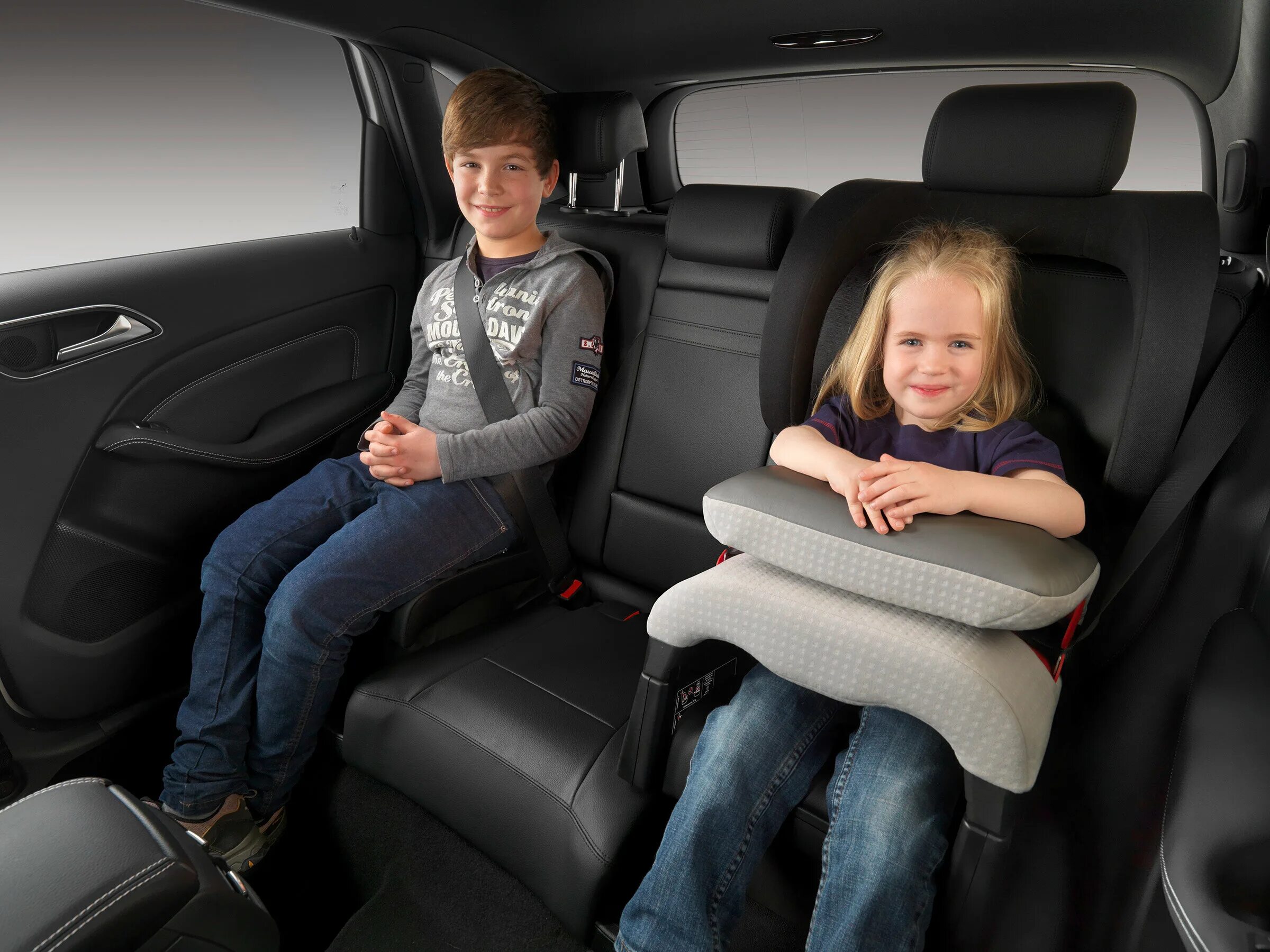 Можно перевозить детей на руках. Детское кресло автомобильное. Детское кресло для 7 лет в машину. Ребенок в автокресле. Детские удерживающие устройства для автомобиля.