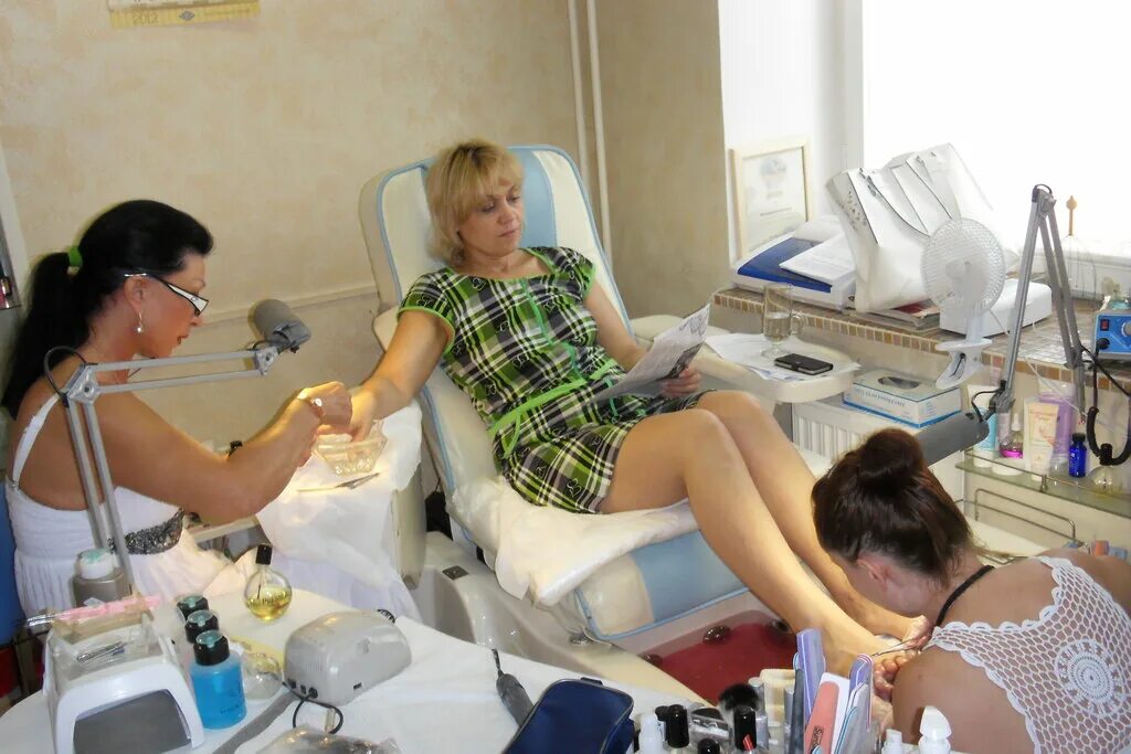 Реклама на канале карусель косметика. Салон красоты на ул николаева электросталь. Салон красоты девчата. Кресло в салон красоты желтое. Салон девчата электросталь.