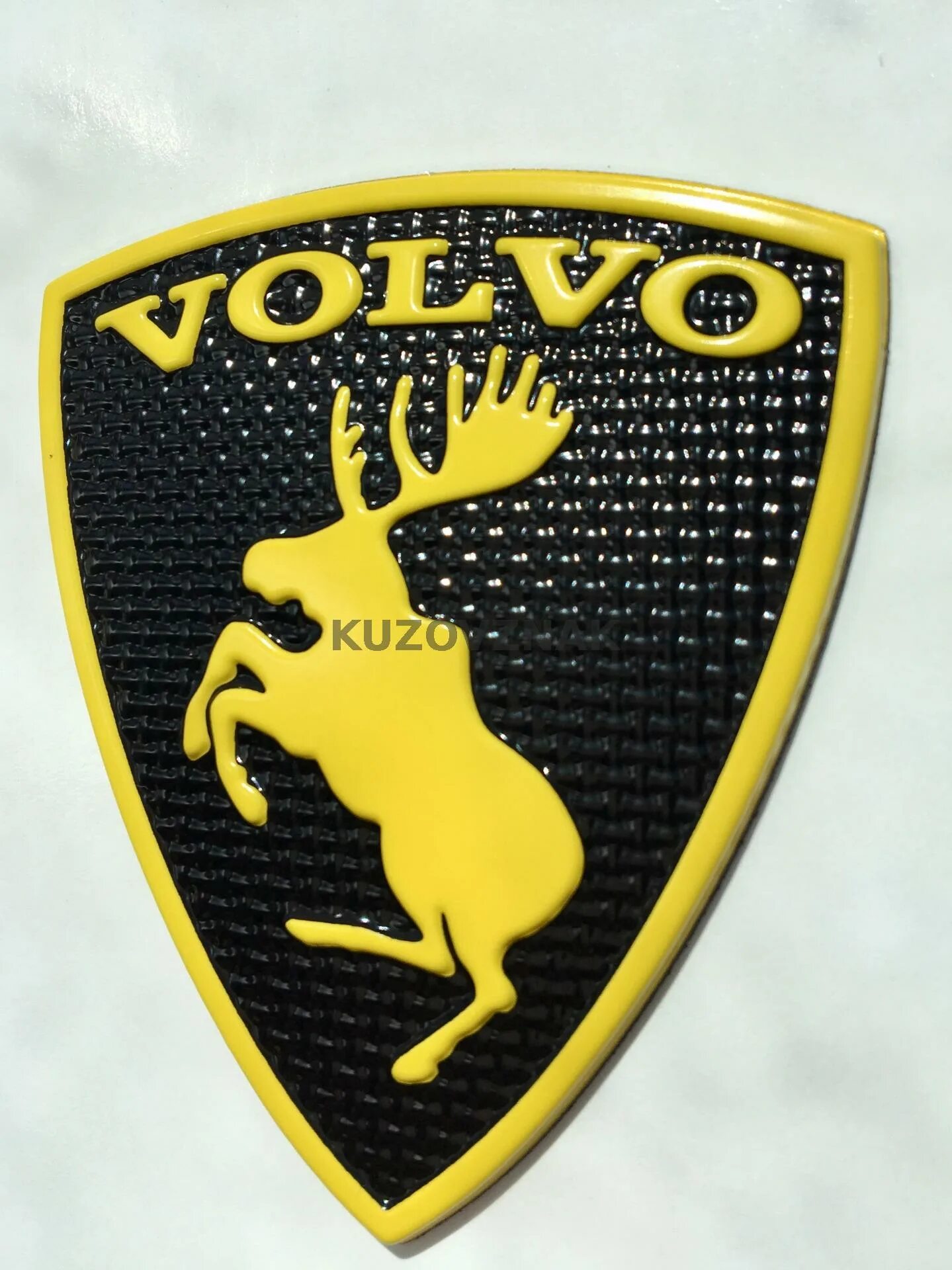 Вольво лось. Шильдик Вольво Лось xc70. Prancing Moose Volvo. Вольво Лось значок s90. Volvo шильдик желтый.