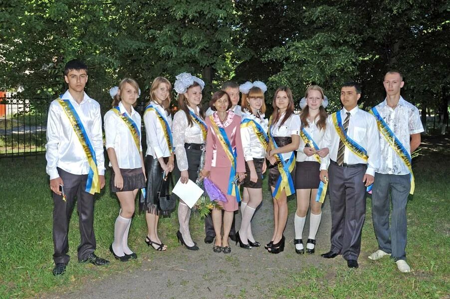 Выпускник средней общеобразовательной школы. Выпускник средней общеобразовательной школы. Выпускник средней общеобразовательной школы. Выпускной в школе 2021. Выпускник средней общеобразовательной школы.