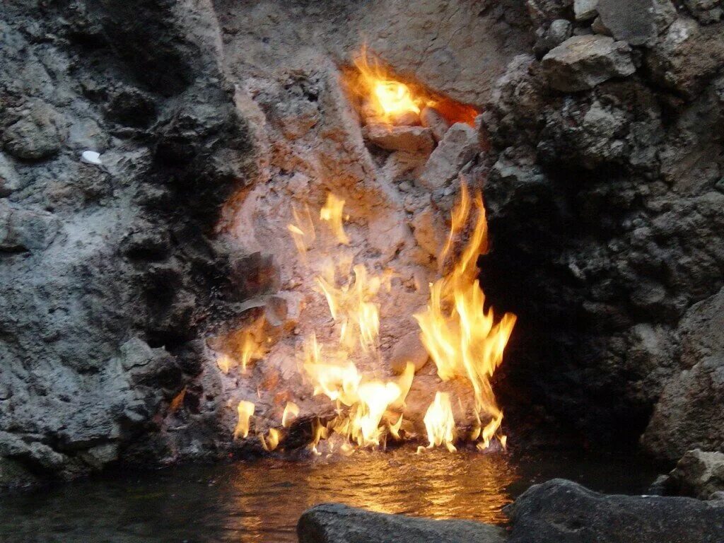 Вода горит. Огонь в пещере. Источник огня. Горящий костер в пещере. Подземные пожары в Шахтах и рудниках.