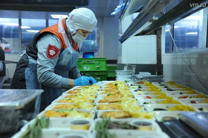 Комплектовщик питания. Цех бортового питания. Упаковка бортового питания шереметьево. Комплектовщик бортового питания. Логист.