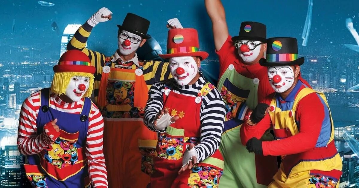 толпа клоунов. клоунада в цирке. серьезный отряд и отряд клоунов. группа лицедеи. шоу клоунов.