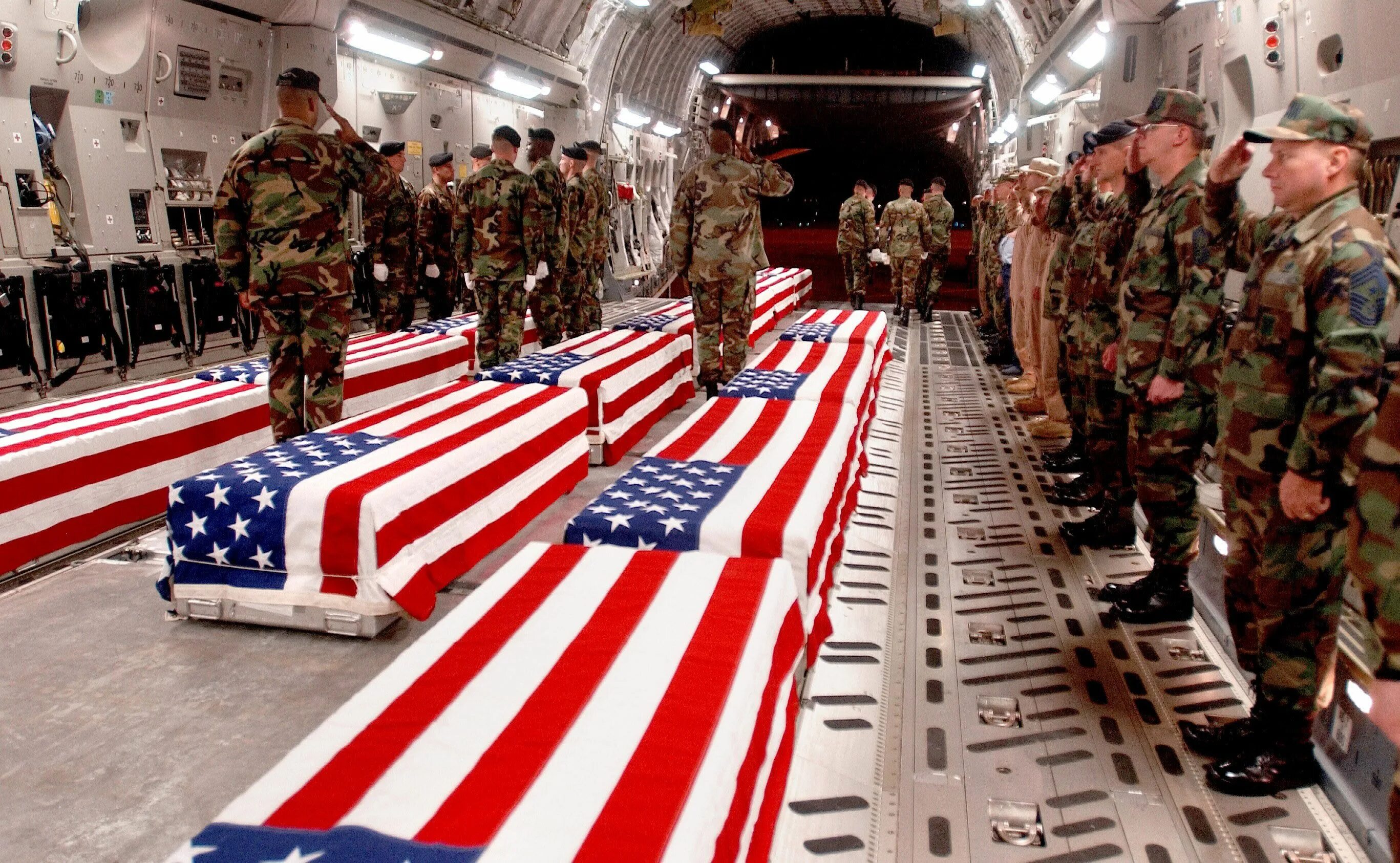 Сколько погибло в ираке. Гробы американских солдат. Солдаты НАТО В Ираке.