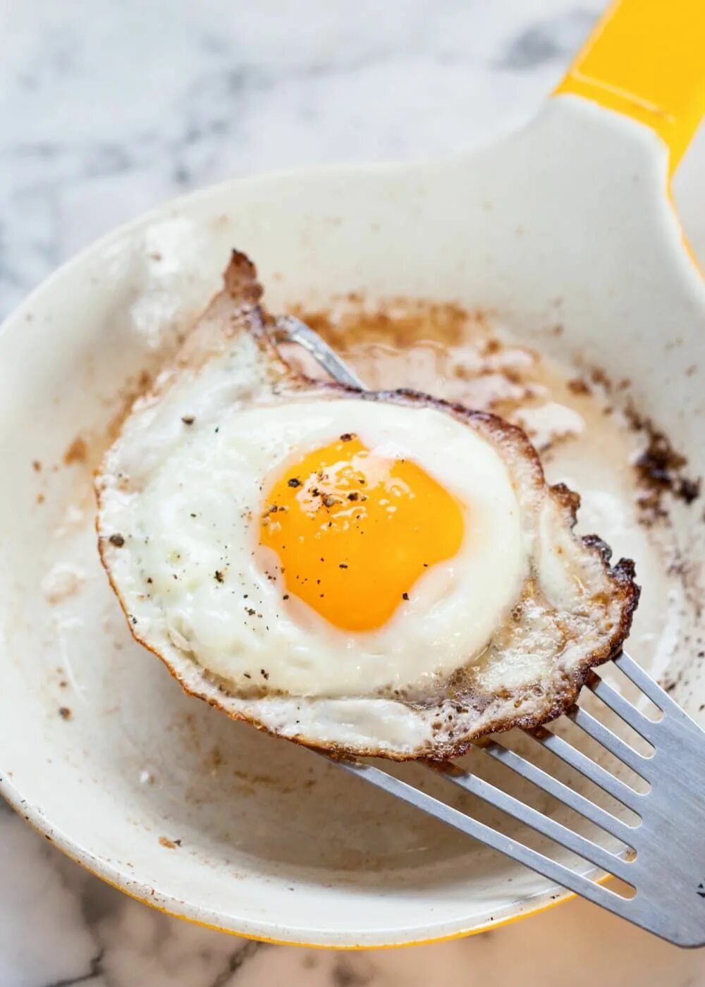 Cooked egg. Яичница. Яичница для завтрака. Жареные яйца. Яичница глазунья.