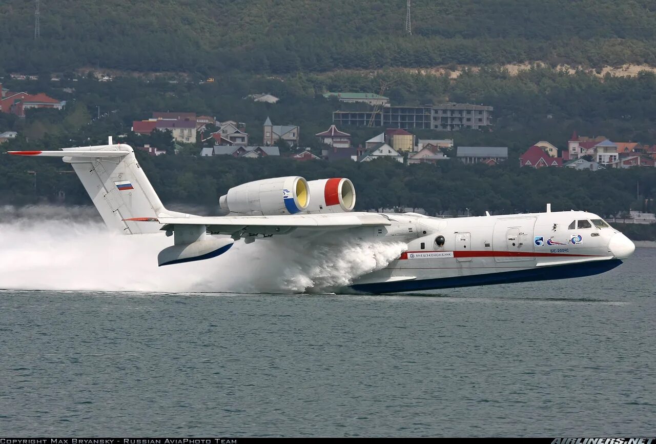 Самолеты новые вода. Самолет-амфибия бе-200. Самолёт-амфибия бе-200чс. Бе-200 гидросамолёт самолёты Бериева. Амфибия бе 200 ЧС.