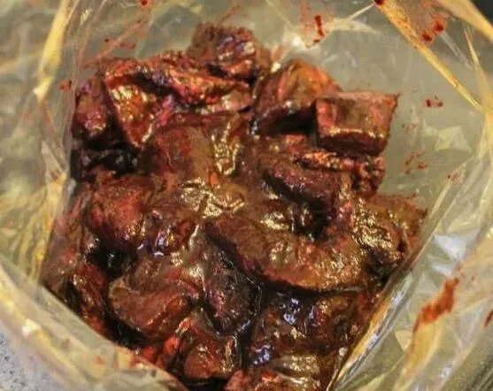 Ягодный соус к мясу. Национальное блюдо хмао. Гуляш из ежа. Суп-гуляш из оленины. Оленина в духовке.