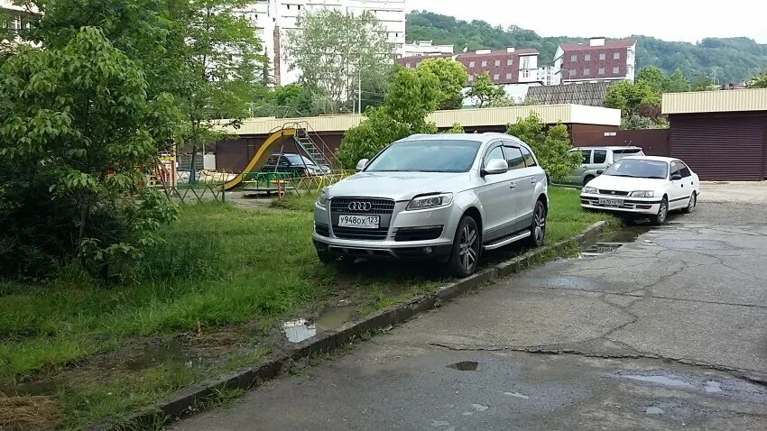 Нарушения парковки на газоне. Штраф за парковку на газоне. Парковка на газоне штраф. Парковка на газоне. Нарушение правил парковки.