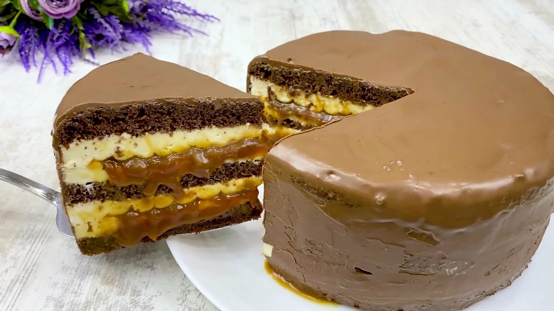 Торт марс рецепт в домашних условиях. Шоколадный торт Марс. Торт с карамельной прослойкой. Украсить торт Марс. Торт Марс с нугой.