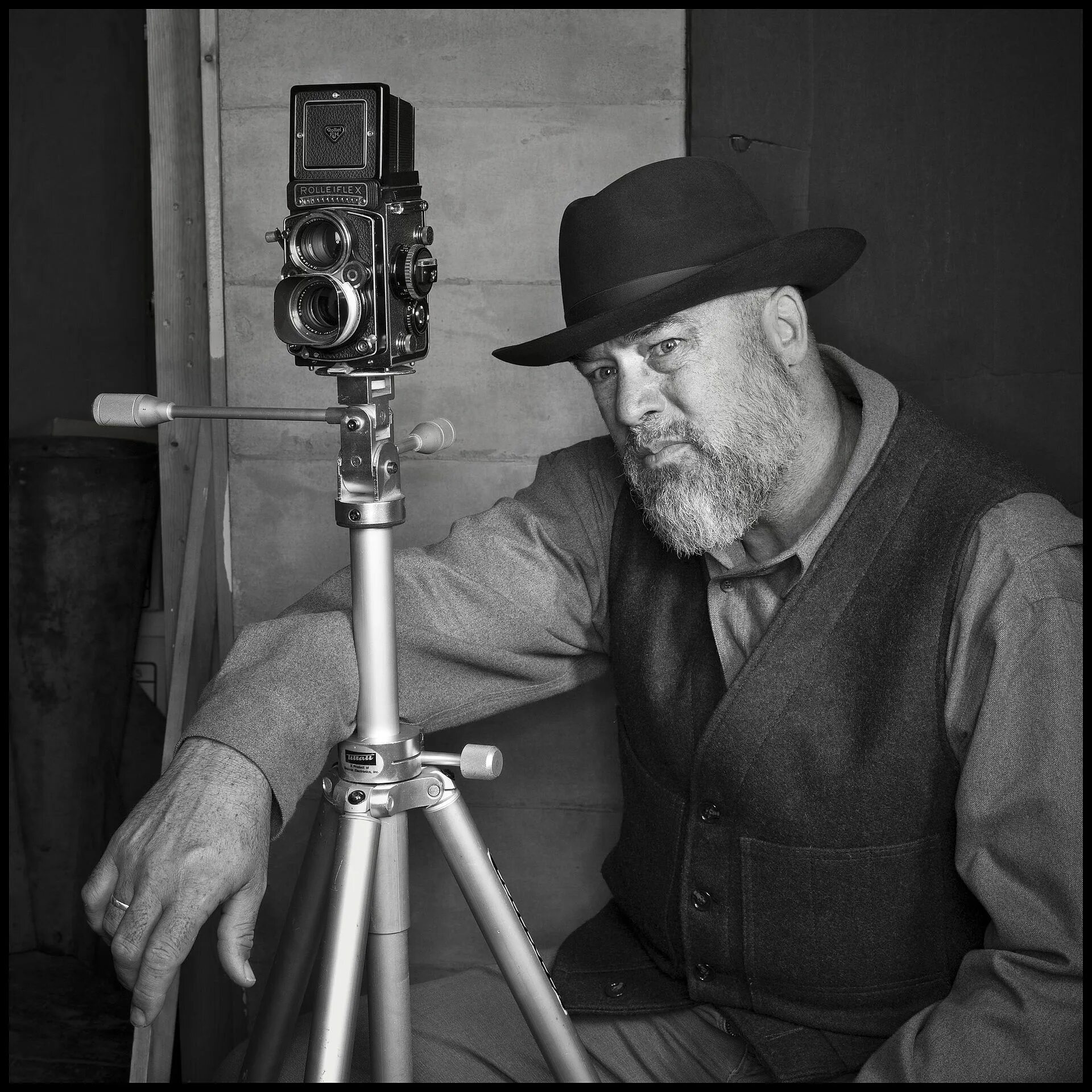 Фотограф адамс ансел. Ав-бандерас. Картье брессон фотограф. Famous photographers. Человек с фотоаппаратом.