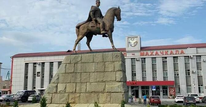 Махачкала махач Дахадаев. Махач Дахадаев памятник в Махачкале. Памятник Дахадаева в Махачкале. Памятник Махачу Дахадаеву.