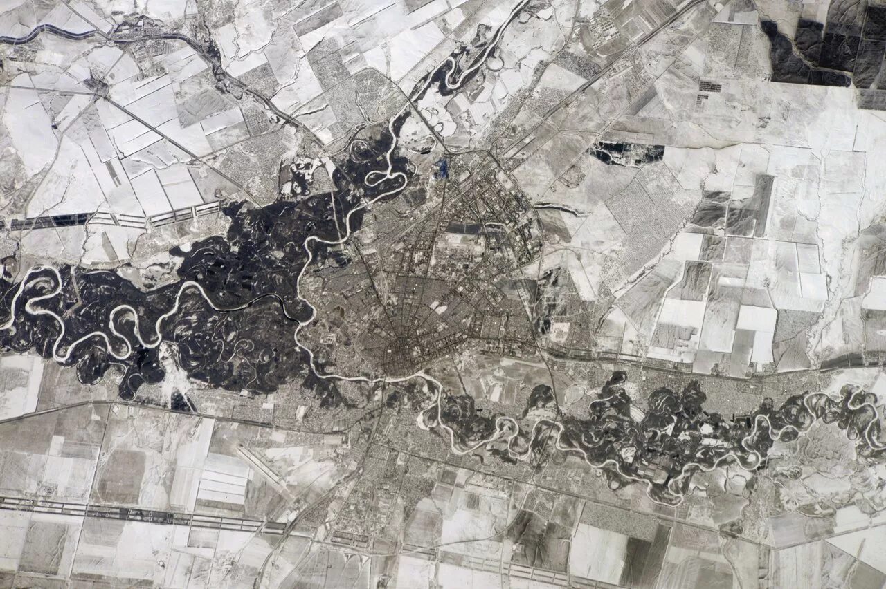 Вид оренбурга со спутника в реальном времени. Космический снимок Оренбург. Оренбург вид из космоса. Орск из космоса. Оренбург со спутника.