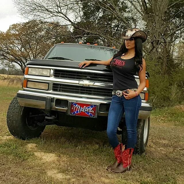 Фотосессия с ретро автомобилем. Пикап толстушки. Толстые девушки. Les toil, женщины. Автомобиль пикап ретро international.