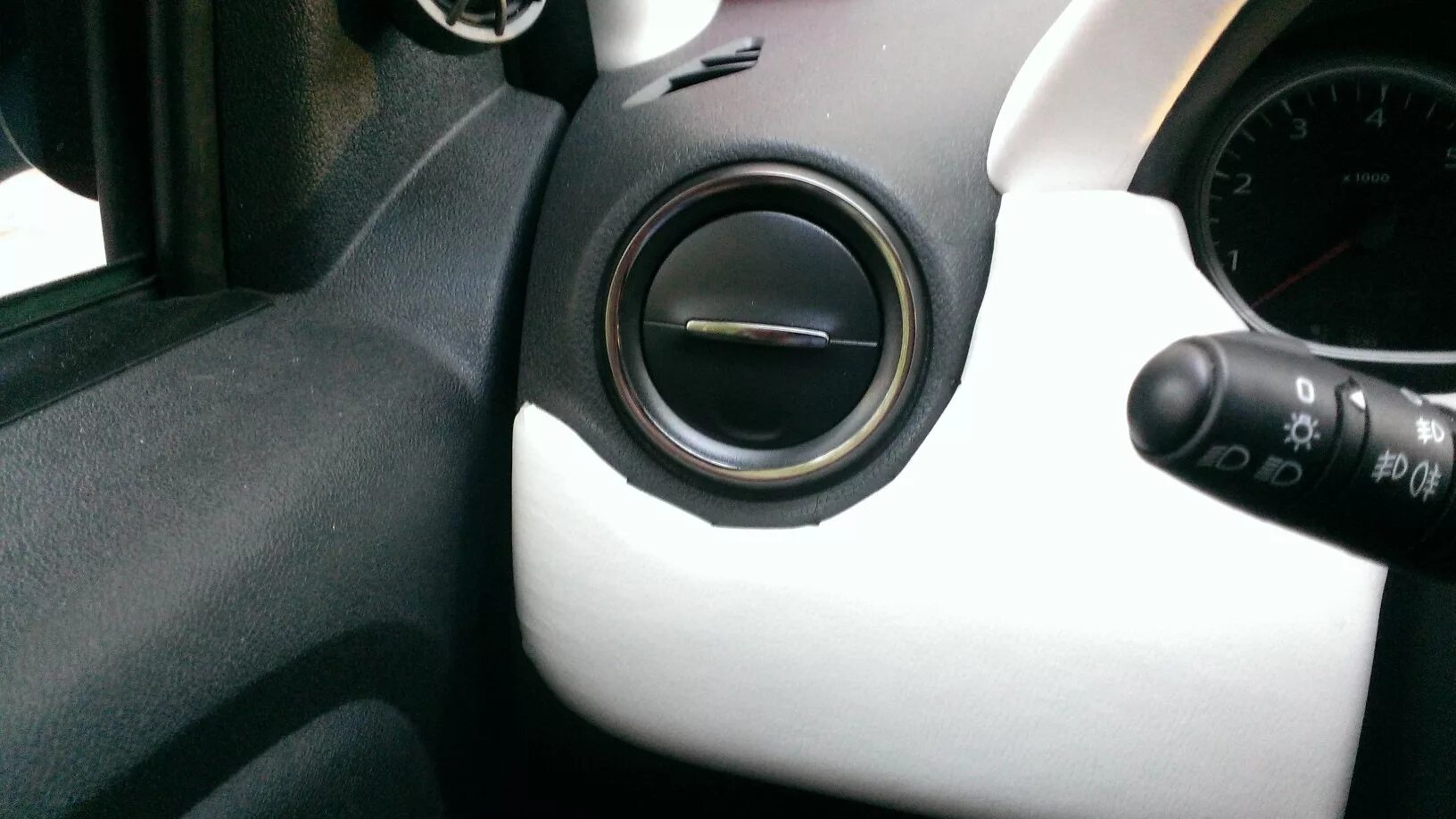 Воздуховод дастер. Duster 2 дефлектор салона. Дефлектор воздуховода пежо 308 на рено логан 1. Воздуховод пежо 308. Воздуховод дастер.