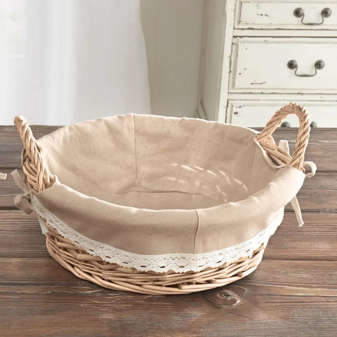 Деревянная корзина для пикника. Столик плетеный круглый. Корзинка на стол кожа. Ящик для пикника из дерева. Корзины для сервировки стола.