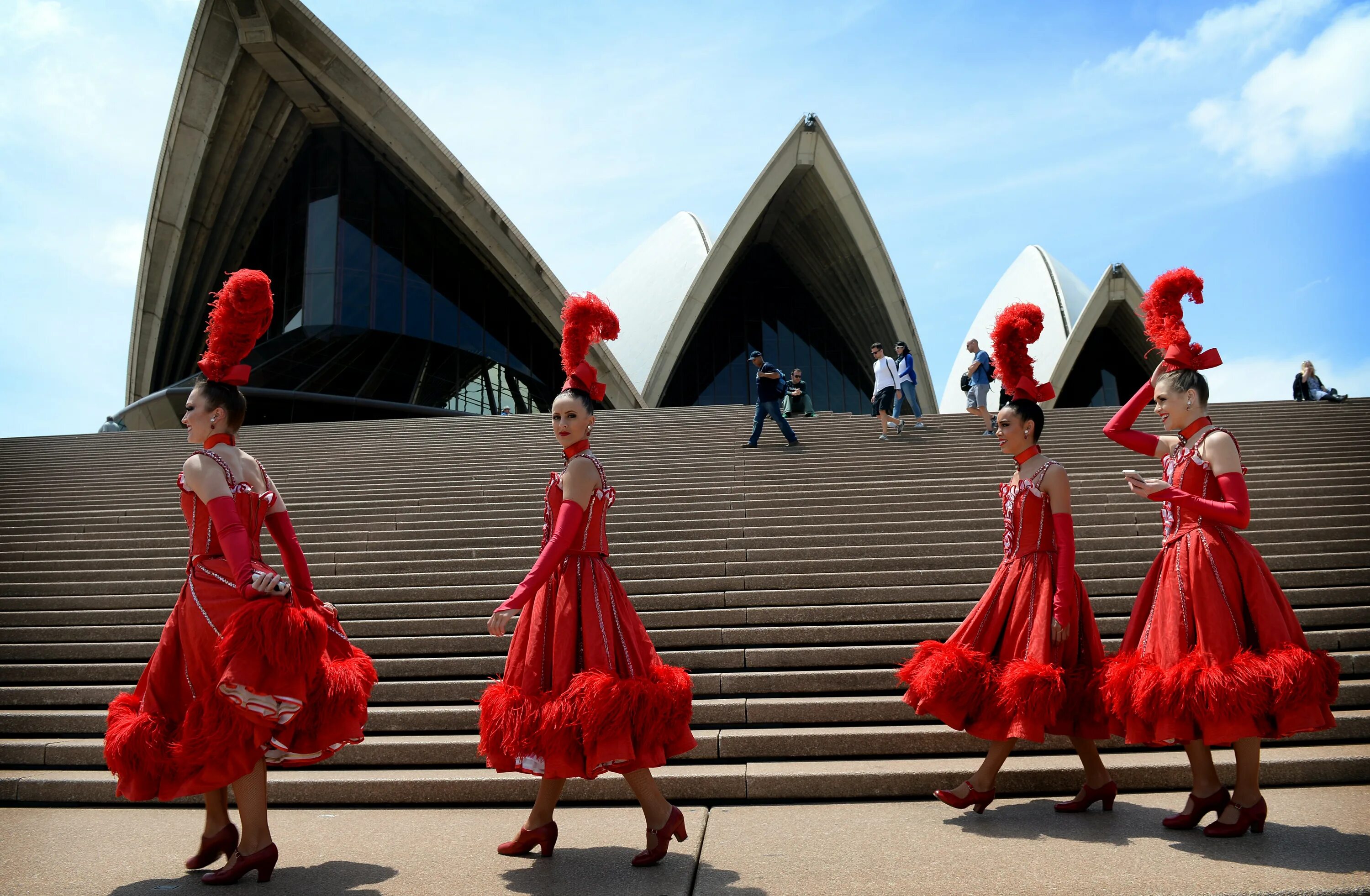 Быт и традиции австралии. Австралия Национальная культура. Национальный костюм Австралии. Национальная одежда Австралии. Национальный костюм австралийцев.