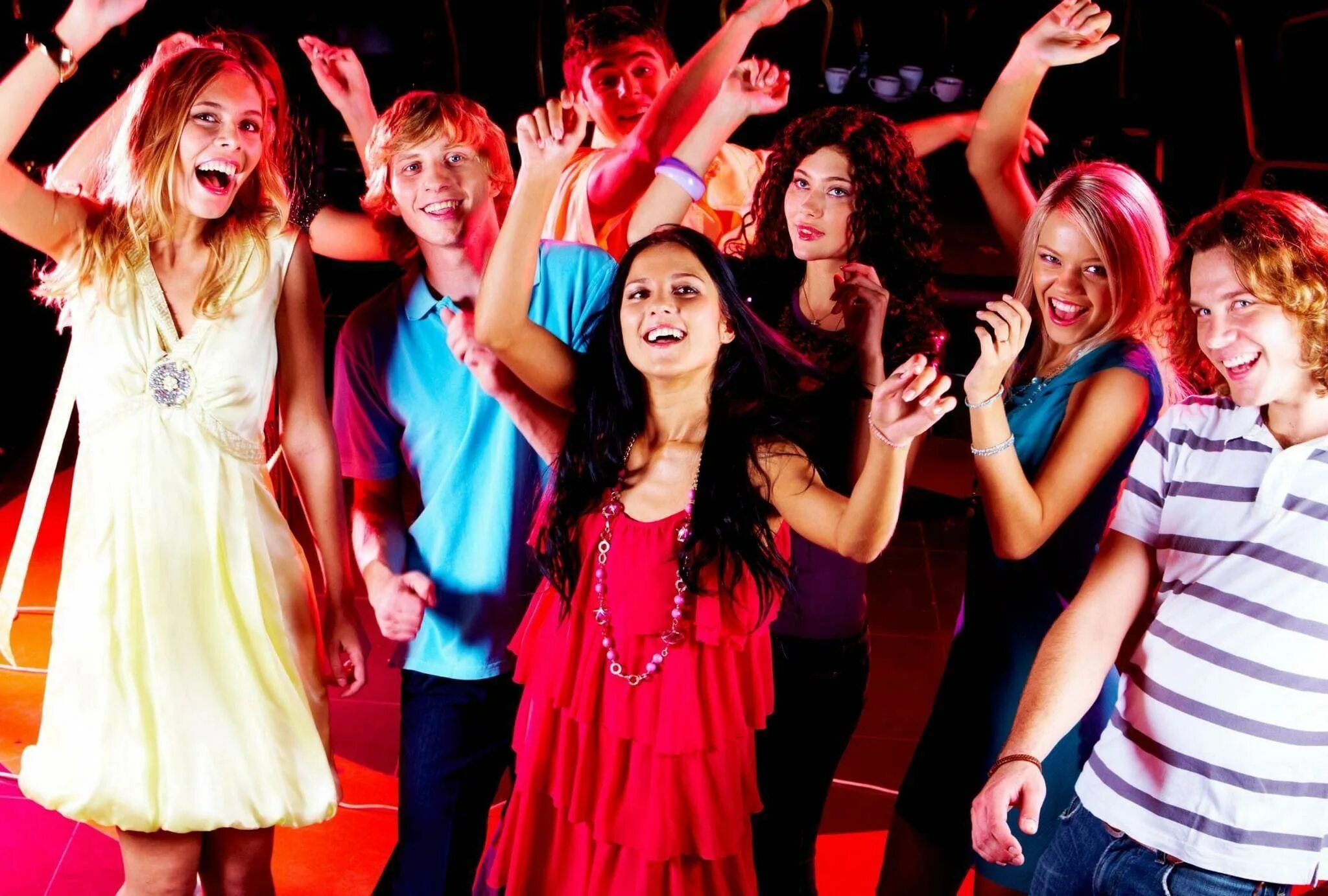 Где танцуют на дискотеке. Одежда для школьной вечеринки подростков. Молодежная вечеринка. Дискотека для молодежи. Молодежный наряд на вечеринку.