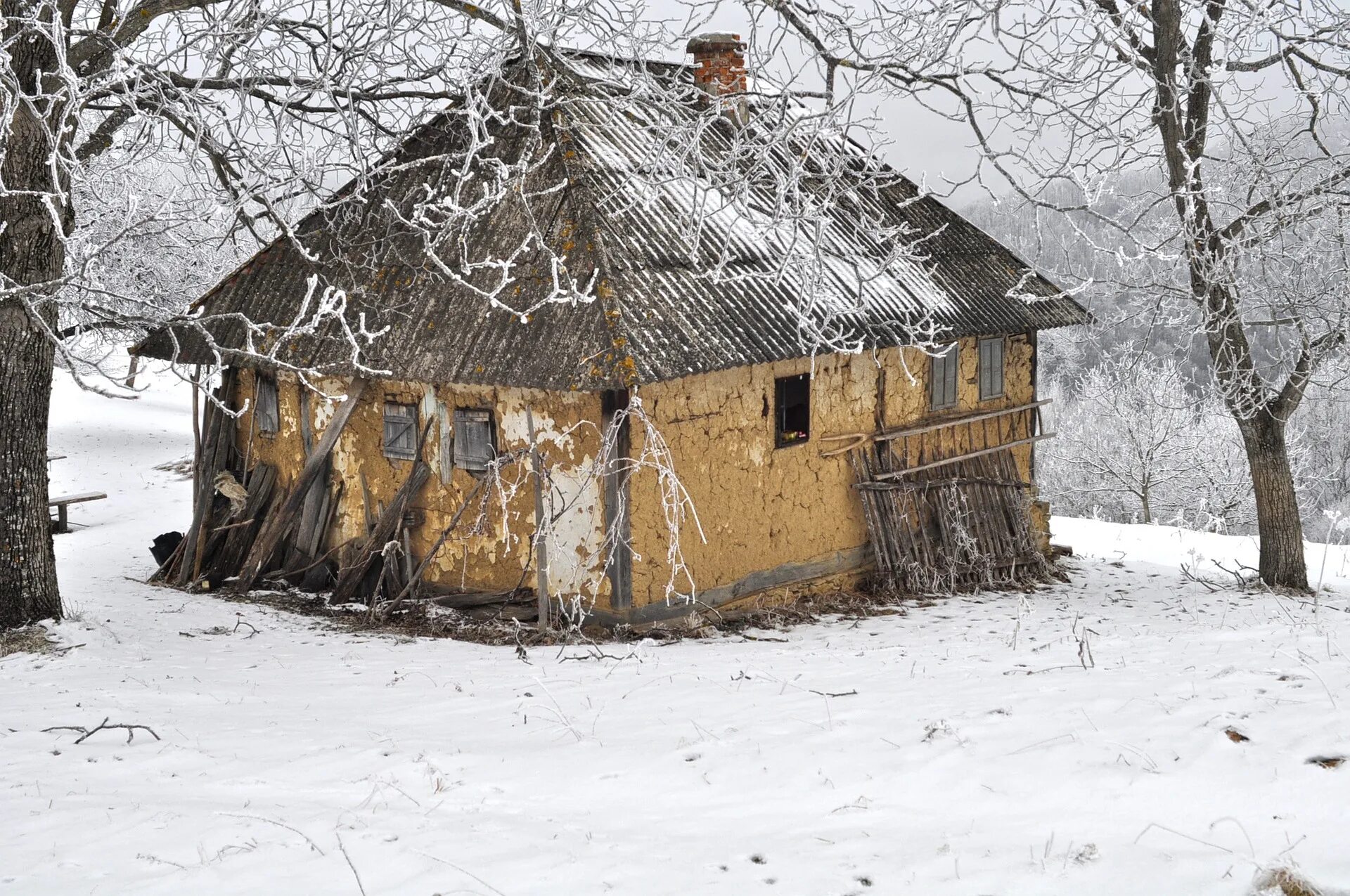 Живу в холодном доме. Покинутый зимний дом. Холодный дом. Брошенные деревни Арктики. Обугленный зимний дом.