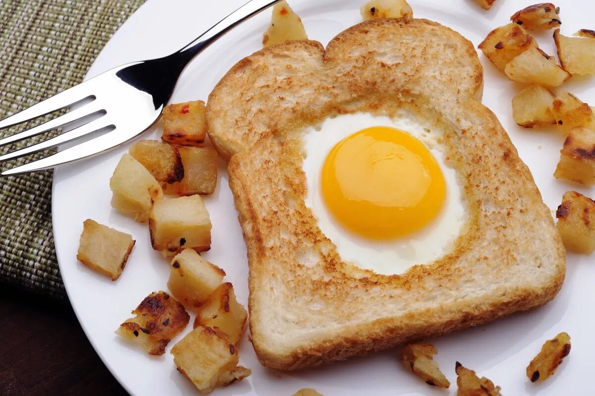 Вкусный завтрак на сковороде рецепт. Яичница в тостовом хлебе на сковороде. Глазунья в хлебе. Завтрак с яйцом и хлебом. Завтрак яичница в хлебе.