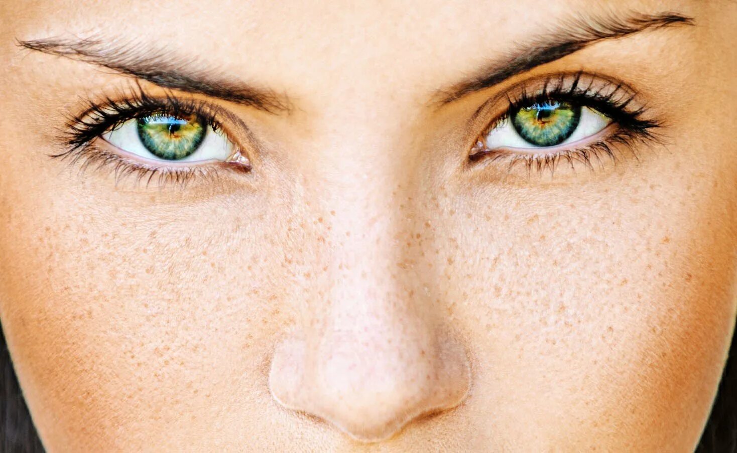 Желто зеленые глаза. Зелено янтарные глаза. Жёлтые глаза у человека. Девушка с желтыми глазами.