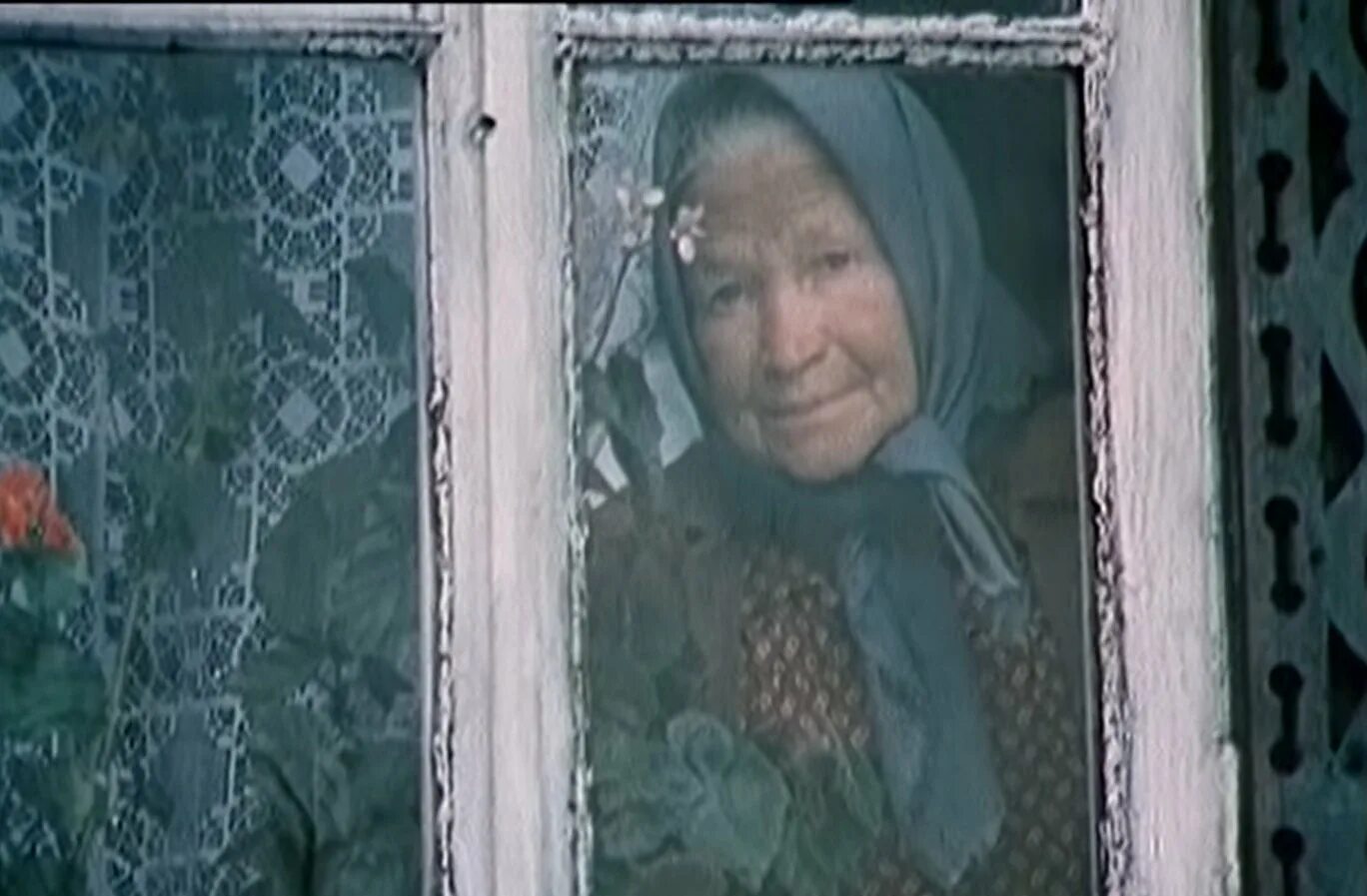 Не видел в ней дочь. Бабушка у окна. Старушка у окошка. Бабушка у окна в деревне. Деревенская бабушка.
