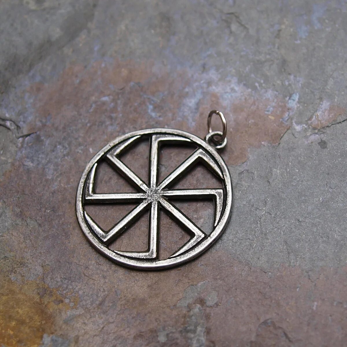 Серебряная подвеска меч. Меч богатыря. Славянский оберег щит перуна. Меч коловрата. Меч кладенец славянская мифология.